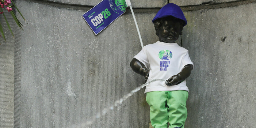 Manneken Pis mit Cop26-Fahne.