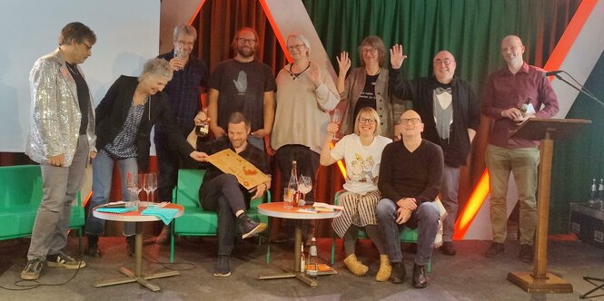 Gruppenbild bei der Veranstaltung 30 Jahre Wahrheit in der Berliner taz Kantine