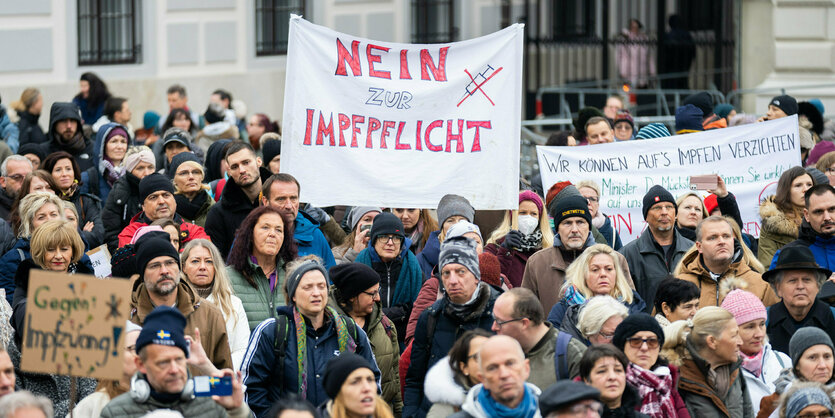 Eine Gruppe an Menschen hält Transparente