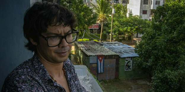 Der kubanische Dramaturg Yunior Garcia Aguiera auf einem Balkon