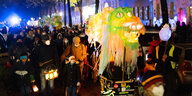 Widerständiger Laternenumzug mit beleuchteten Drachen durch Kreuzberg