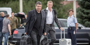 Sigmar Gabriel trägt einen Koffer