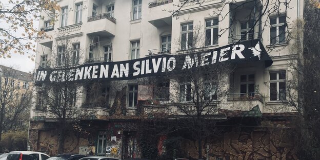 Ein Transparent mit der Aufschrift "Gedenken an Silvio Meier" an einer Altbau-Häuserwand