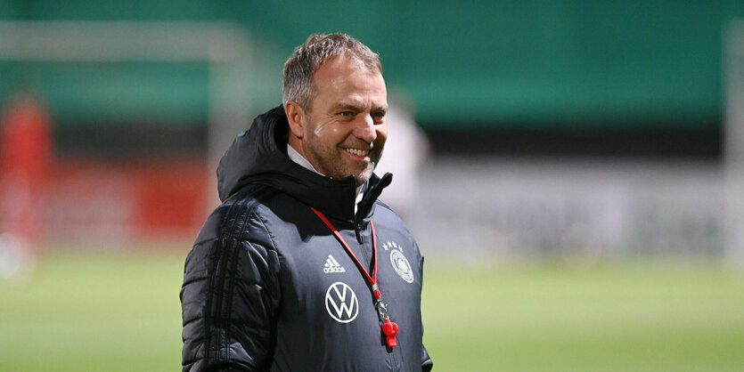 Trainer Hansi Flick auf einem Fußballplatz.