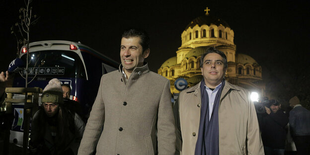 Kiril Petkow und Asen Vasilew vor einem Kirchturm.
