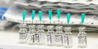 Biontech Impfampullen stehen in einer Reihe