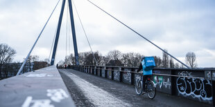 Wolt-Fahrer auf einer Brücke