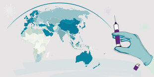 Eine Weltkarte zegt, dass in Ozeanien, Ostasien und Europa viel mehr Menschen geimpft sind als in Zentralafrika. Eine Hand hält eine stilisierte Impfspritze.