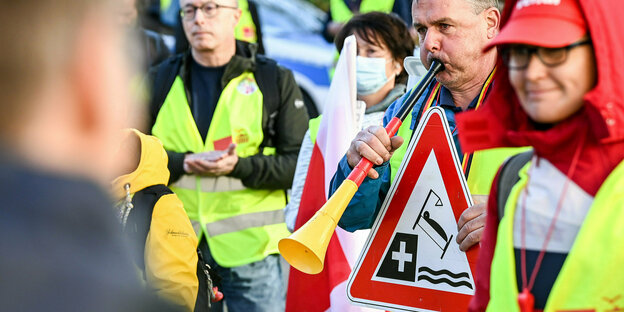 Streikende Mitarbeiter der Asklepios-Kliniken in gelben Warnwesten in Brandenburg