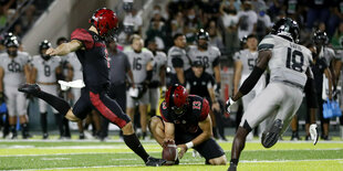 Beim American Football tritt Punter Matt Araiza für San Diego State gegen den Ball.