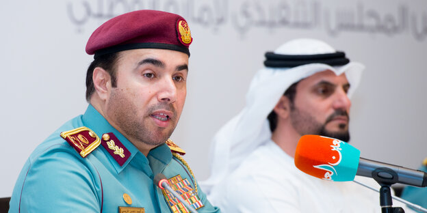 Ahmed Nasser Al-Raisi bei einer Pressekonferenz.