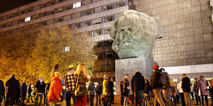 Menschen vor dem Karl-marx-denkmal in Chemnitz.