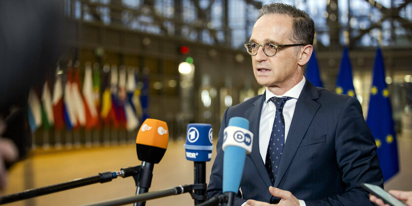 Außenminister Heiko Maas vor Mikrofonen.