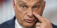 Viktor Orban macht irgendwas mit einem Finger im Gesicht.