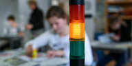 Eine CO2-Ampel im Klassenzimmer leuchtet gelb auf.