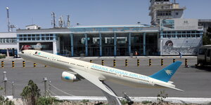Ein Flugzeugmodell am Flughafen Kabul.
