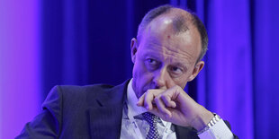 Friedrich Merz schaut nachdenklich.