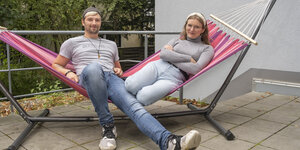 Zwei junge Menschen liegen auf einer Hängematte