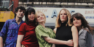 Die vier Musikerinnen der US-Band Gustaf und der eine Musiker ganz links