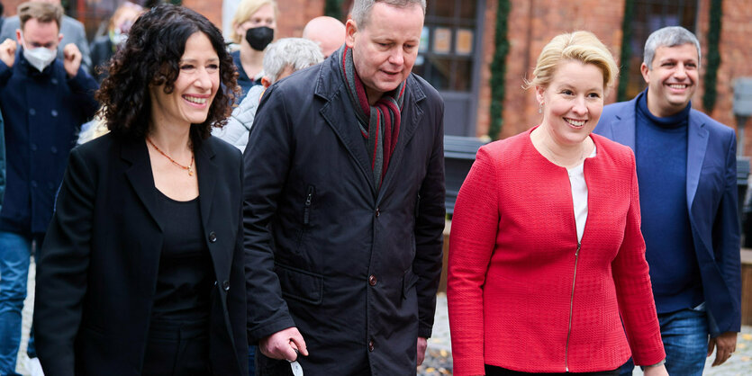 Das Bild zeigt die Politiker Bettina Jarasch, Klaus Lederer, Franziska Giffey und Raed Saleh vor der aktuellen Runde der Koalitionsgespräche in Schöneberg.