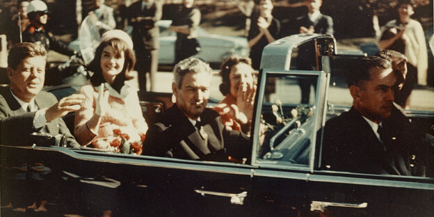 Präsident John F. Kennedy und Begleitung in der Autokolonne in Dallas am 22. November 1963