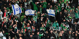 Fans mit israelischen Fahnen stehen in einem Stadion