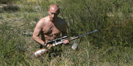 Präsident Wladimir Putin mit Gewehr.
