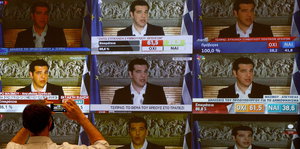 Alexis Tsipras ist auf mehreren Fernsehbildschirmen zu sehen