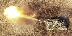 Luftaufnahme: Ein Panzer feuert