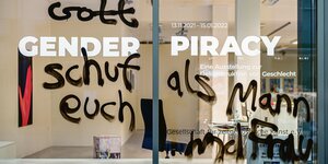 Auf dem Schaufenster der Ausstellung "Gender Piracy" steht mit schwarzer Farbe geschrieben: "Gott schuf euch als Mann und Frau".