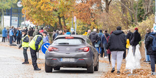 Menschen stehen Schlange vor bunten Bäumen