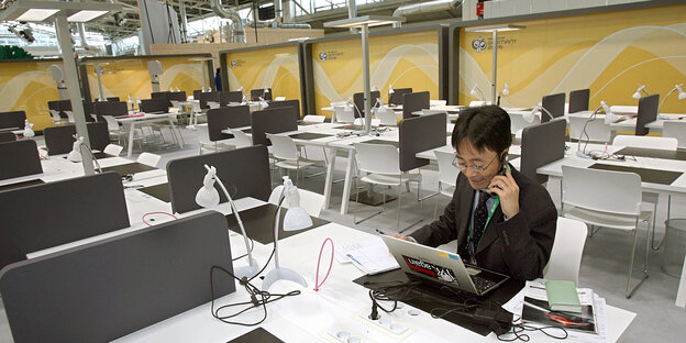Viele weiße Schreibtische und -stühle in einem Pressezentrum bei einer Fußball-WM vor einigen Jahren, ein Beispielfoto