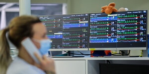 Intensivpflegerin überwacht Monitore auf einer Intensivstation. auf den Monitoren liegen Stoffpuppen