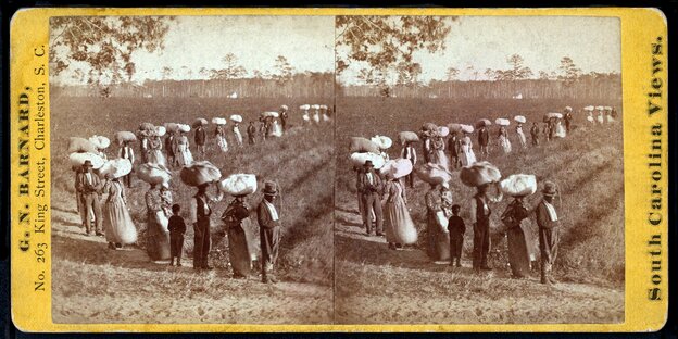 Sklaven kehren in der Abenddämmerung von Ihrer Feldarbeit zurück. Ein Foto von 1860 aus den USA