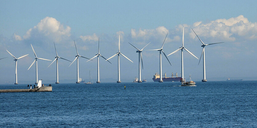 Offshore Windräder und Schiffe.