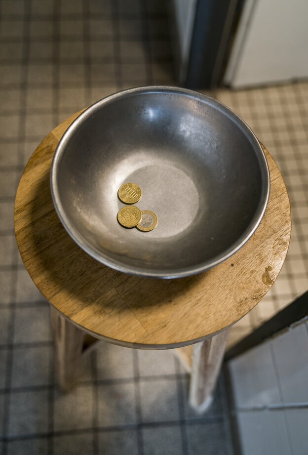 Eine kleine Schüssel mit einem 50-Cent-Stück, so viel kostet einmal Toilette bei Frau
