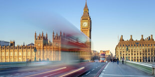 House of Parliament mit vorbeifahrendem Bus.