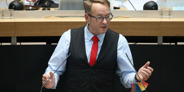 Das Bild zeigt den Chef der Linksfraktion, Carsten Schatz, am Rednerpult des Abgeordnetenhauses.