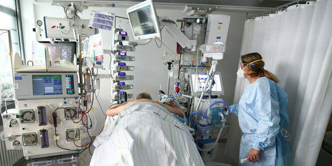 Blick in eine Intensivstation, Patient und Oberärztin.