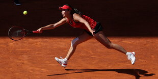 Tennisprofi Peng Shuai retourniert einen Ball