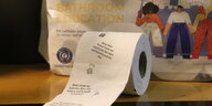 Ein Rolle Toilettenpapier mit Aufdruck