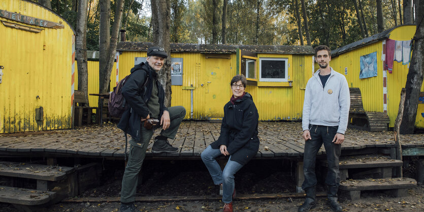 Eine Frau und zwei Männer vor einem Wohnwagen: Mitglieder der Initiative Buch Am ­Sandhaus