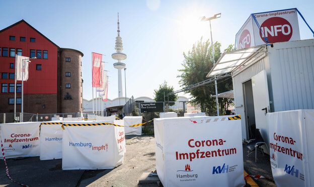 Info-Container vor den Hamburger Messehallen, im Hintergrund der Fernsehturm