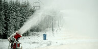 Schneekanone am Skihang.