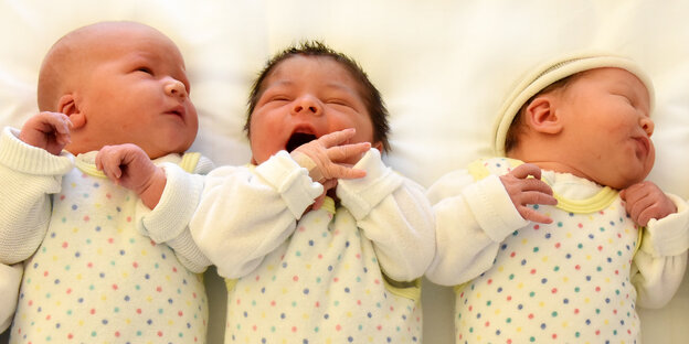 drei babys mit strampelanzug