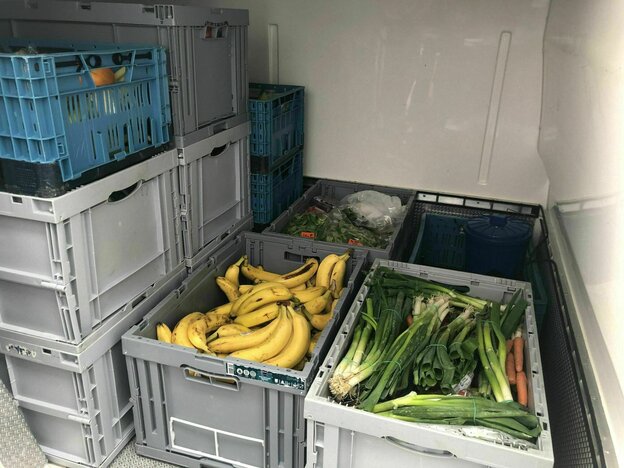 Blick in den Transporter mit eingesammelten Lebensmitteln, wie Bananen und Schluppen Blick in den Transporter mit eingesammelten Lebensmitteln, wie Bananen und Schluppen