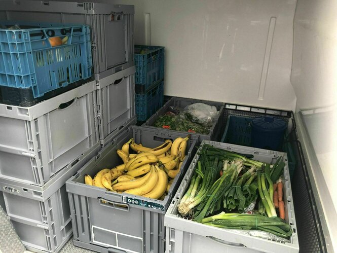 Blick in den Transporter mit eingesammelten Lebensmitteln, wie Bananen und Schluppen