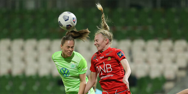 Kopfballduell von zwei Fußballerinnen beim Spiel Wolfsburg gegen Lilleström
