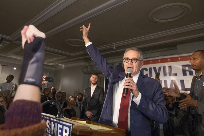 Der Districkt Attorney Larry Krasner bei einer Wahlveranstaltung