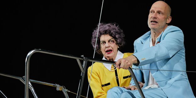Angela Winkler und Joachim Meyerhoff in einem Bühnenboot
